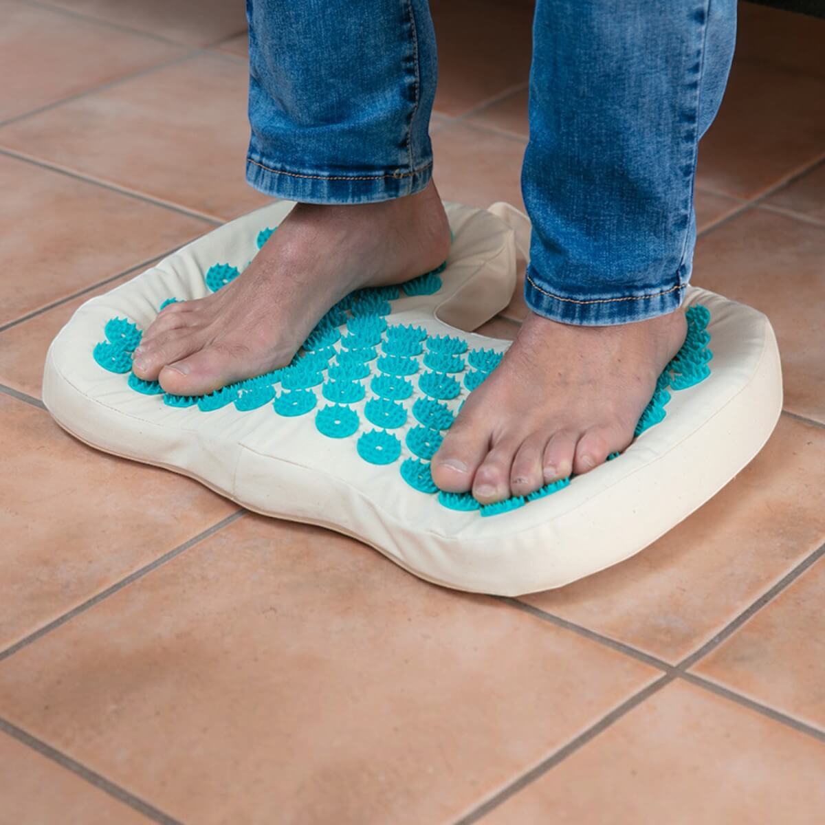 Pieds nus posés sur le coussin d’acupression pour les pieds Climsom Zen