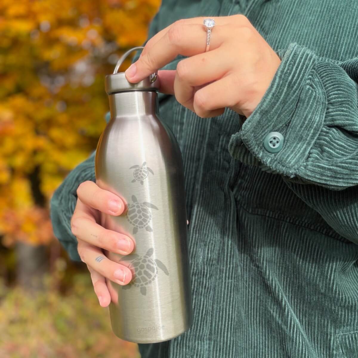 Gourde inox Happy motif tortues tenue en main