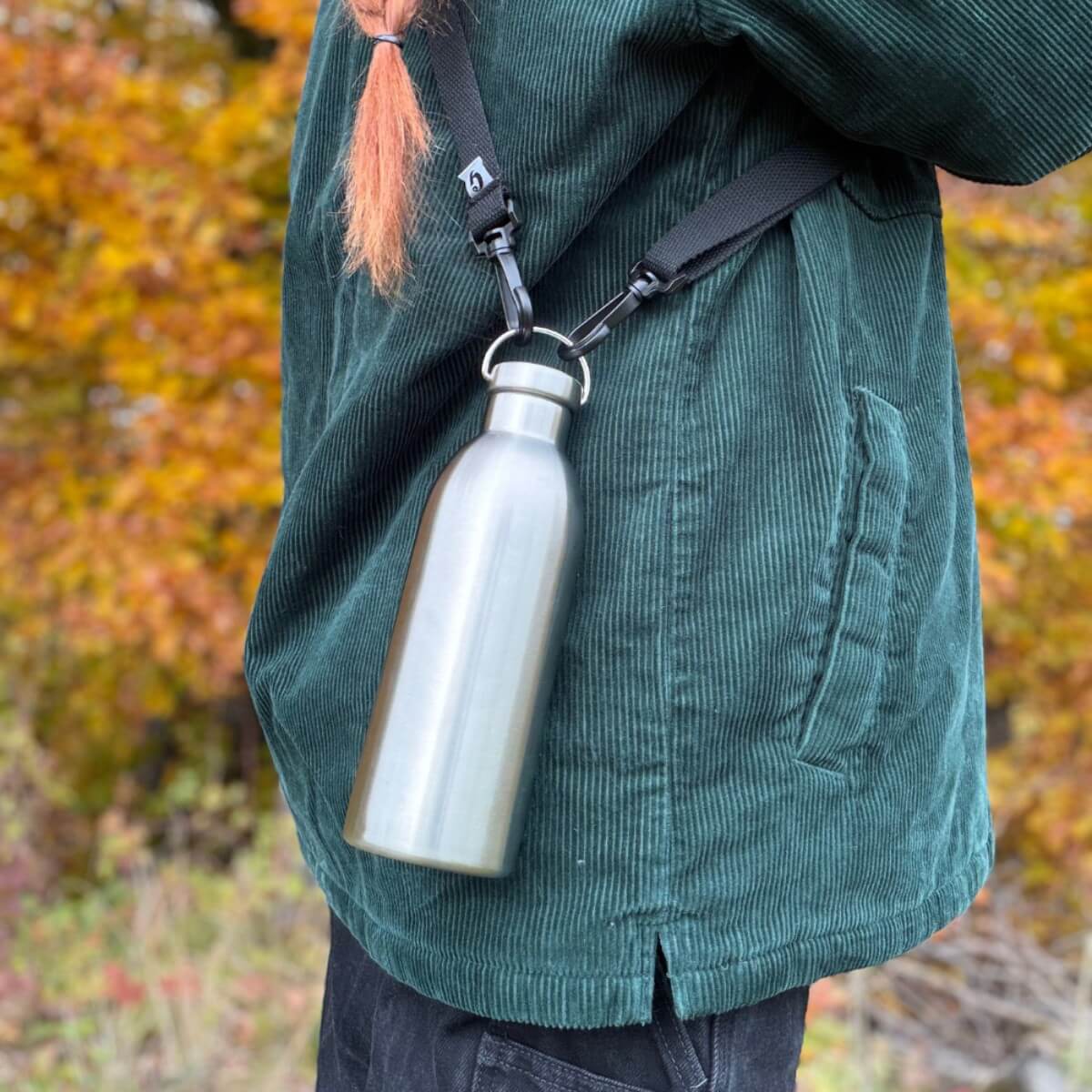Bouteille isotherme inox Happy posée sur un sac à dos