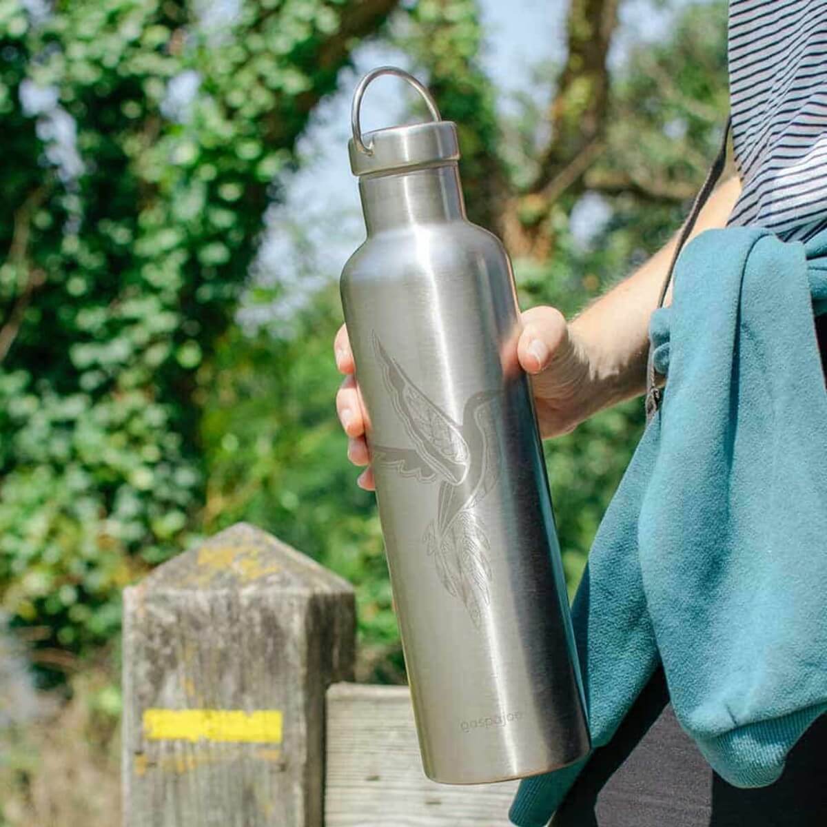Gourde isotherme Groovy Gaspajoe colibri tenue en main pendant une randonnée