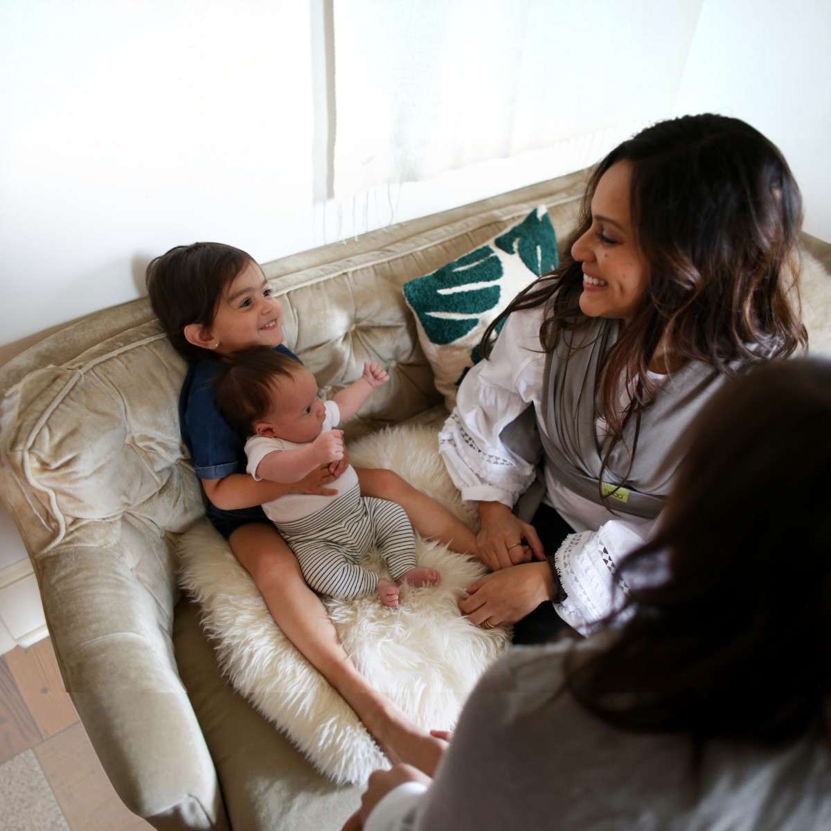 boba-wrap-grise-maman-enfants-maison
