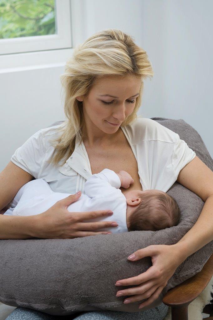 Maman qui allaite son bébé avec le coussin d'allaitement Form Fix