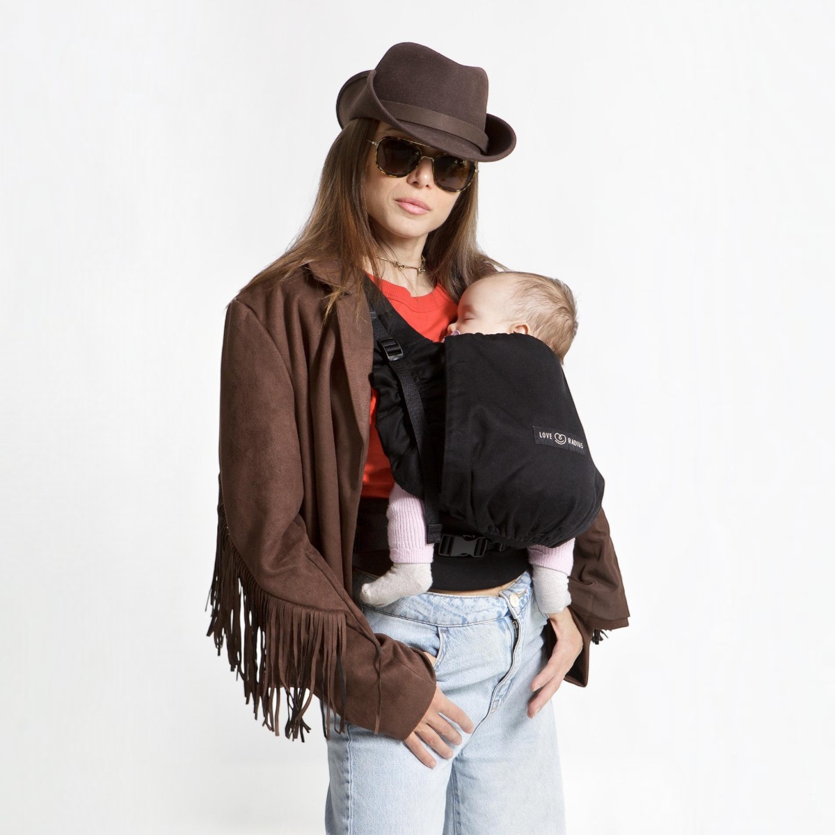 maman portant bebe avec le physiocarrier 2 noir fenetre fermee