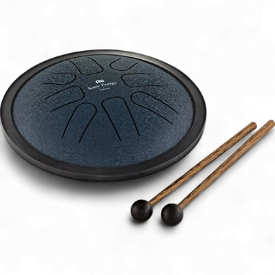 Mini steel tongue drum Meinl bleu marine avec ses maillets en bois, vue de face
