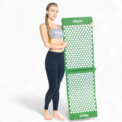 Femme debout tenant un tapis Mysa XXL vert à doubles panneaux