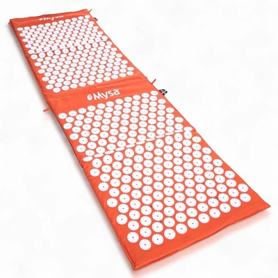 Tapis d’acupression Magnetic Mysa XXL orange déployé, avec ses stimulateurs blancs sur toute la longueur.