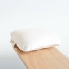 Oreiller Wobbel Original Quartz sur une planche en bois