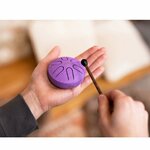 Jeu intuitif sur un mini tambour à langue violet Meinl, tenu dans la main avec un maillet.