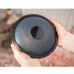 Dos du mini steel tongue drum Meinl en Sol mineur bleu, finition texturée avec note G gravée