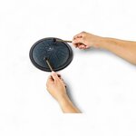 Jeu intuitif sur le mini steel tongue drum Meinl avec maillets en bois et embouts caoutchouc