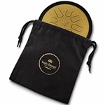 Tambour à langue doré Meinl partiellement rangé dans son sac de transport noir