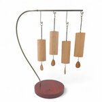 Support carillon bois et acier avec quatre carillons Koshi suspendus, structure stable et élégante