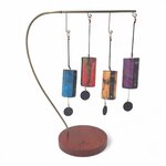 Support carillon design bois et acier avec quatre carillons Zaphir suspendus, présentation harmonieuse et stable