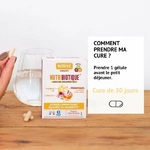 Photo d’une main tenant une gélule de Nutribiotique Immunité Nutrivie, à prendre avant le petit-déjeuner pour une cure de 30 jours