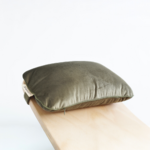 Oreiller Wobbel Original couleur Aventurine sur une planche en bois