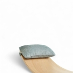 Oreiller Wobbel Original Soft Sea posé sur une planche Wobbel