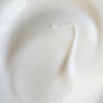 Texture onctueuse de la crème de jour régénérante au miel de Manuka Aquasilice