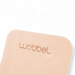 → Détail du logo Wobbel gravé sur la planche d’équilibre en hêtre verni