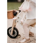 Détail du tricycle Tiny Tot Plus blanc avec cadre en bois et panier en osie
