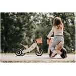 Enfant utilisant la draisienne Tiny Tot Plus blanche en extérieur