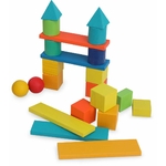 Exemple de construction réalisée avec les blocs Kinderfeets  tours, barres colorées et pièces arrondies posées au sol.