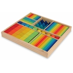 Vue d’ensemble du coffret Kinderfeets comprenant 100 blocs en bois multicolores rangés par formes et couleurs.