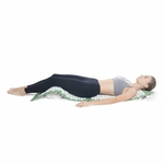 Femme allongée sur le tapis d’acupression Mysa XXL avec support des lombaires et des jambes