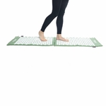 Femme marchant pieds nus sur deux tapis d’acupression Mysa reliés entre eux