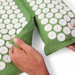 Mains montrant le système velcro du tapis Mysa pour assembler les panneaux