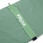 Gros plan sur la sangle de jonction Mysa fixée sur le tapis d’acupression vert