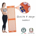 Tapis Magnetic Mysa XXL tenu par une utilisatrice, avec zoom sur l’étiquette suédoise rappelant la qualité et le design d’origine.