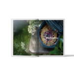 Livre de recettes cocotte roaster ouvert sur une page desserts, avec gâteau cuit dans une cocotte Graniteware