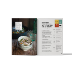 Double page du livre Roaster présentant une recette détaillée avec ingrédients, temps de cuisson et plat cuisiné dans une cocotte roaster
