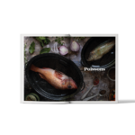 Livre de recettes Roaster ouvert sur une section poissons, avec poisson entier cuisiné dans une cocotte roaster Graniteware