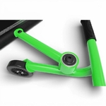Vue aérienne du EzyRoller vert montrant la barre de pied pour se diriger