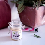 Déodorant baume bio Exode Peaux Sensibles en pot en verre dans un univers floral apaisant