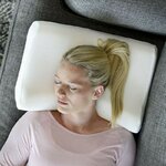 Femme allongée sur l’oreiller anatomique Sissel Plus avec support de nuque