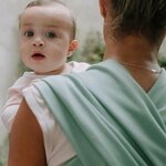 Bébé porté dans une écharpe Boba Wrap Sage Green