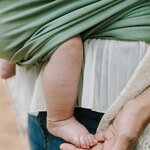 Position physiologique bébé dans la Boba Wrap Sage Green