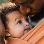 Bébé porté dans l’écharpe Boba Wrap Fox