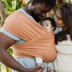 Bébé installé dans une Boba Wrap Fox en portage physiologique
