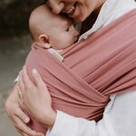 Bébé installé dans une Boba Wrap Dusty Pink rose poudré