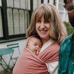 Bébé porté dans l’écharpe extensible Boba Wrap Dusty Pink