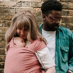 Boba Wrap Dusty Pink portée en famille avec bébé