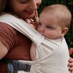 Gros plan dun bébé blotti dans le porte-bébé Boba Bliss Stone