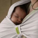 Nouveau-né endormi sous la capuche du porte-bébé Boba Bliss Stone