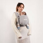Maman avec bébé en porte-bébé PhysioCarrier 2 Grey