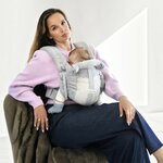 Maman avec bébé en PhysioCarrier 2 Grey fenêtre d’aération ouverte