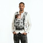 Papa portant bébé avec le PhysioCarrier 2 Black Orchid Love Radius