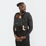 Papa portant un nouveau-né avec le PhysioCarrier 2 noir Love Radius
